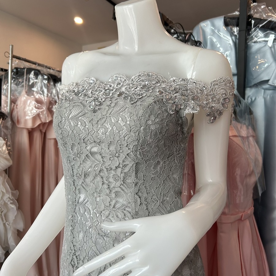 พร้อมเช่า ชุดราตรียาว แบบปาดไหล่ เข้ารูป ทรงหางปลา สีเทา ผ้าลูกไม้ แต่งเลื่อมสุดหรู (เชือกผูกหลัง)