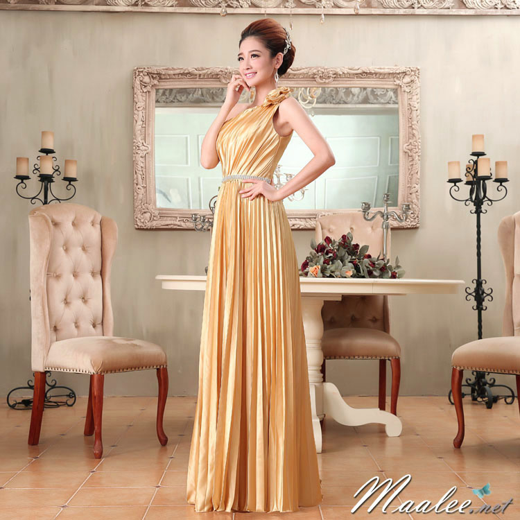 พร้อมเช่า ชุดราตรียาว ไหล่เฉียง สีทอง กระโปรงอัดพลีทพลิ้วสวย แต่งแถบคริสตัลช่วงเอว