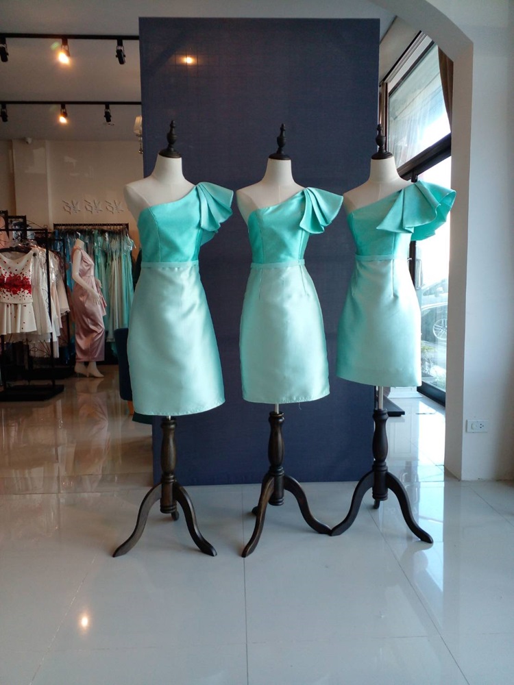 พร้อมเช่า ราตรีสั้น ไหล่เดียว ชุดเดรสเดรสเนื้อไหม ทรงเข้ารูป แต่งระบาย สีเขียวมิ้นต์