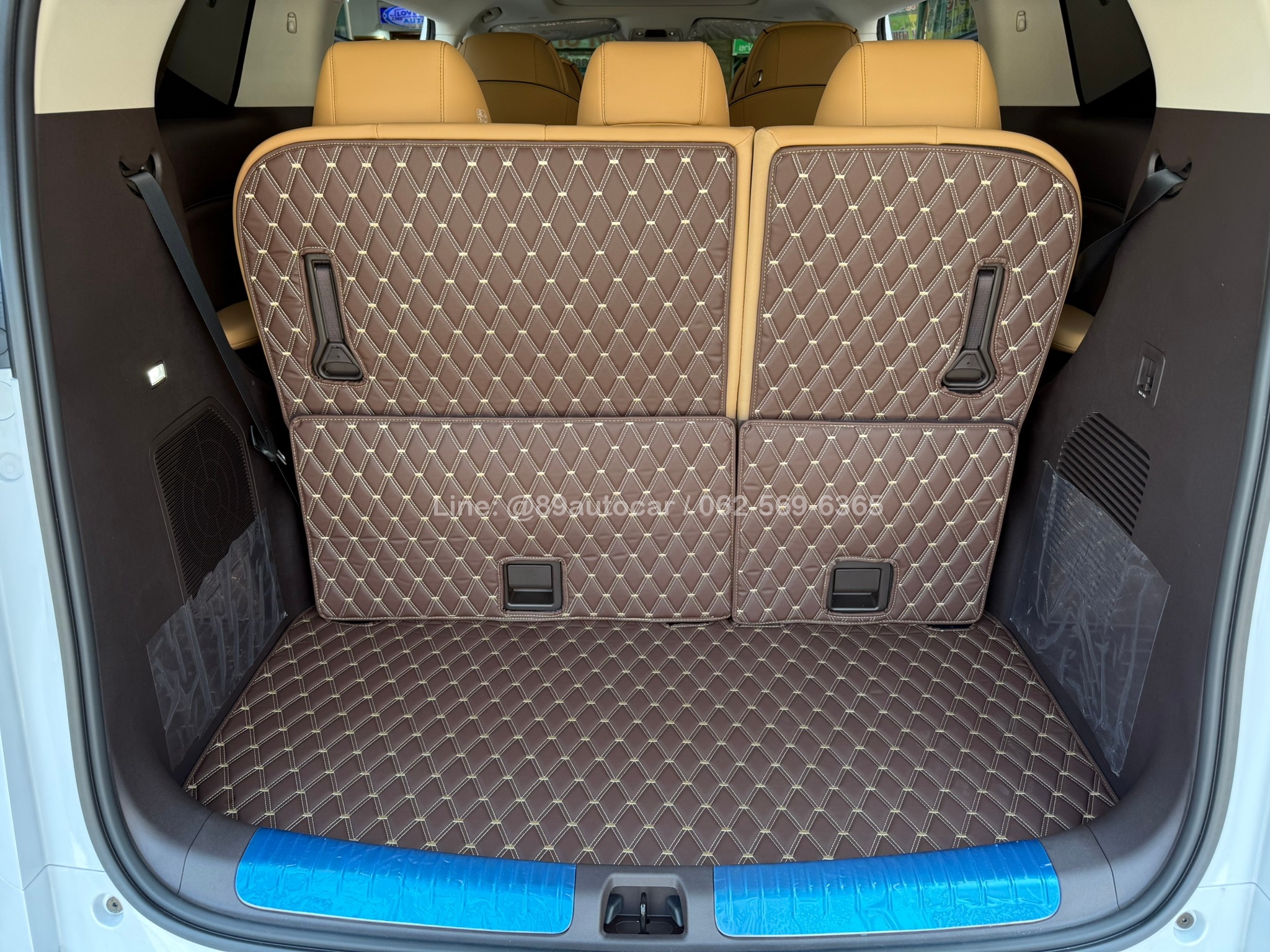 พรมปูพื้นรถตู้ BYD Denza D9 ปูพรมVVIP ด้ายคู่ สีกาแฟด้ายทอง เต็มคัน