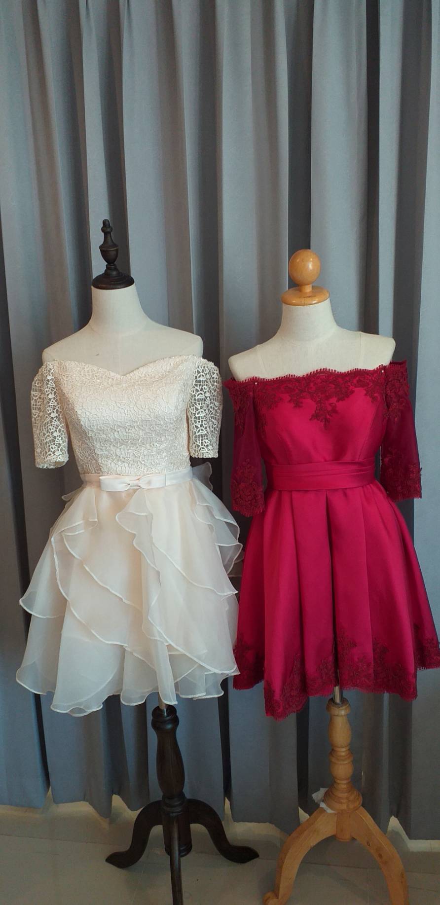 พร้อมเช่า ชุดราตรีสั้น แบบไหล่ปาด แขนยาว ผ้าซาติน แต่งลูกไม้สวยหรู สีไวน์แดง (เชือกผูกหลัง)