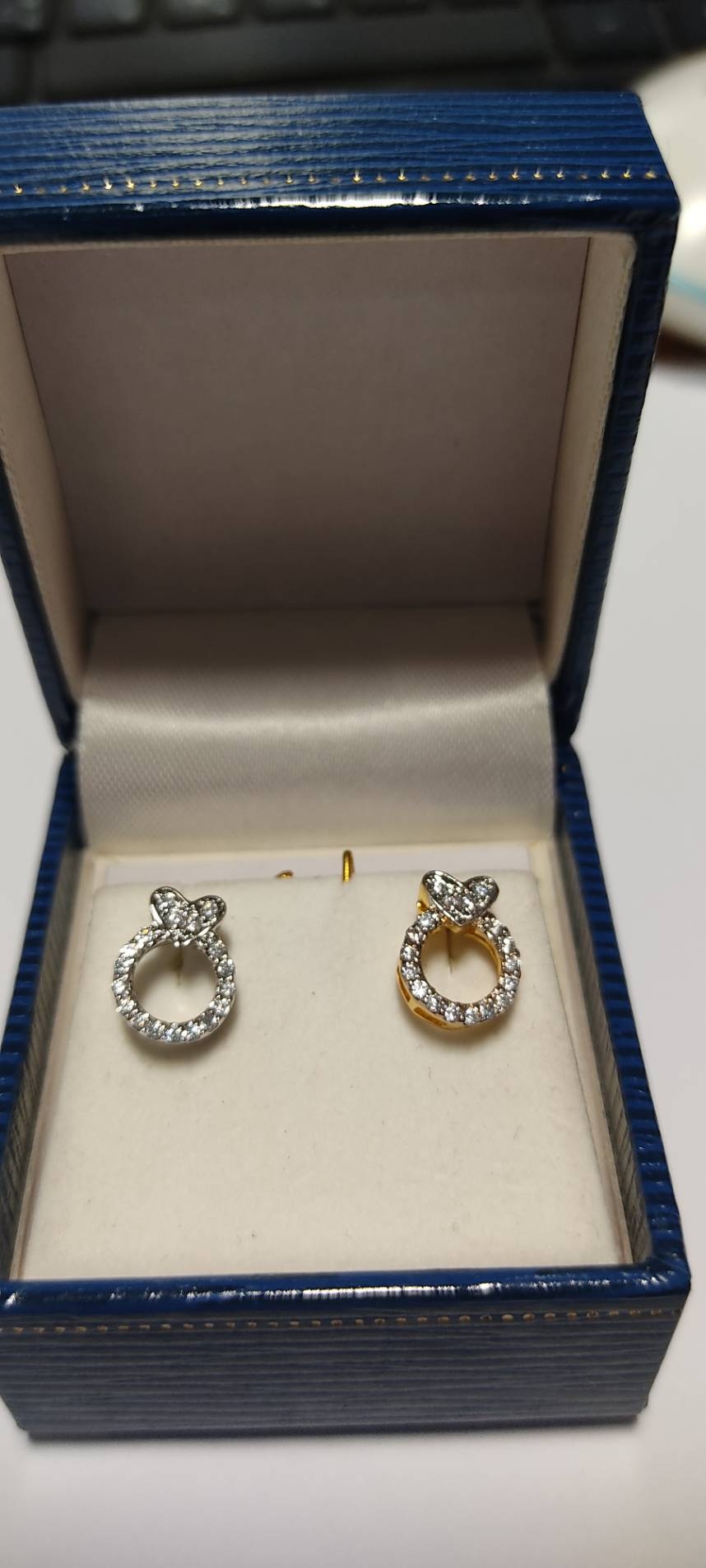 BE943RD ต่างหูถุงเงิน ดีไซน์เก๋ ด้านบนถุงเงินทำเป็นรูปหัวใจ แบบน่ารักมากๆๆค่ะ ฝังแบบจิกไข่ปลา แพรวพราว