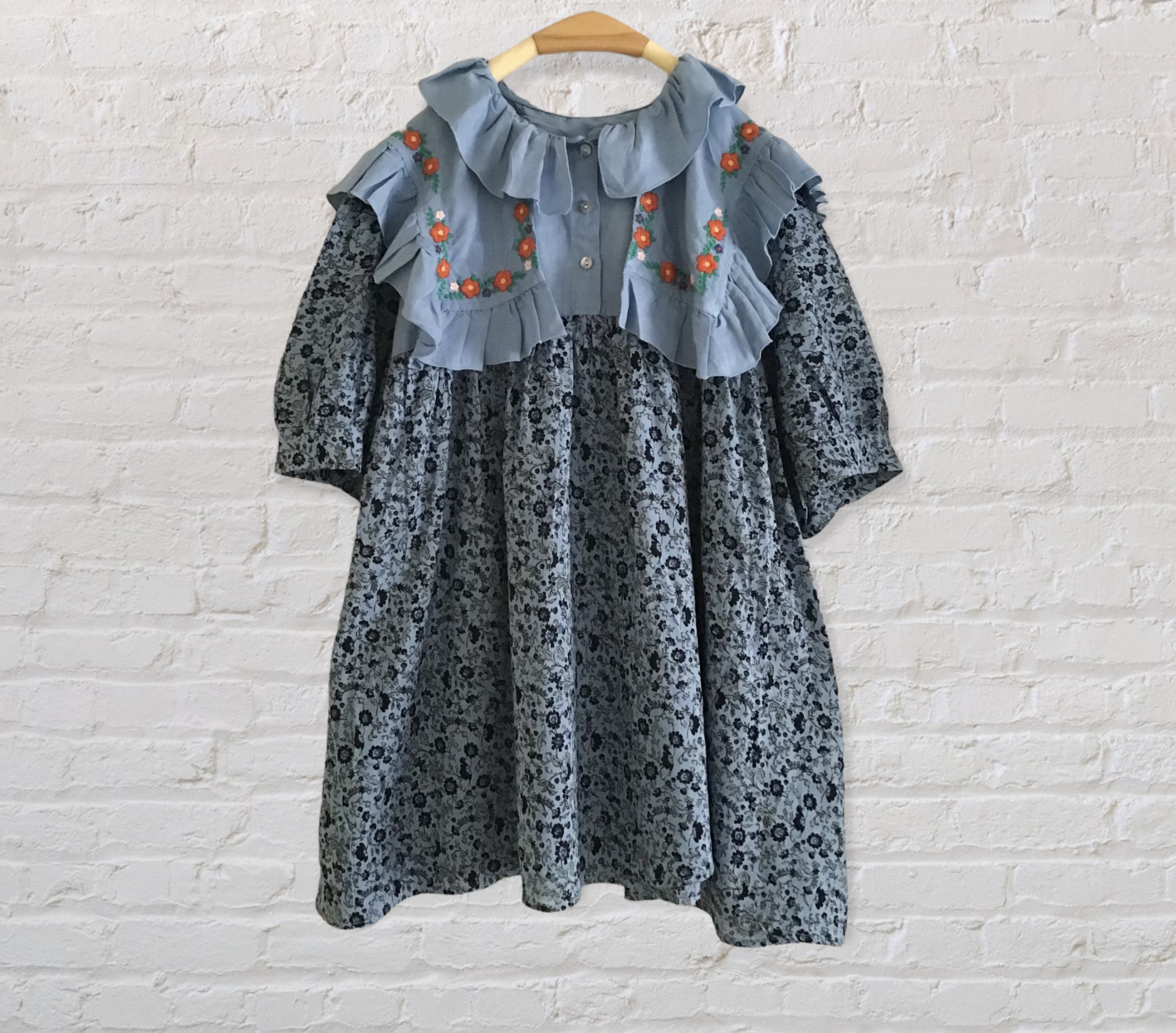 เสื้อผ้าฝ้ายลายดอกไม้แต่งระบาย