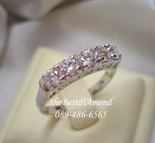 BR964RD+++แหวนแถวหนามเตย 5 เม็ด+++แหวนแถวแบบยอดนิยม ทุกยุคทุกสมัย ฝังแบบหนามเตย เป็นแหวนแถวแบบเรียบๆแต่ดูดี ขนาดเพชร 12 ตัง