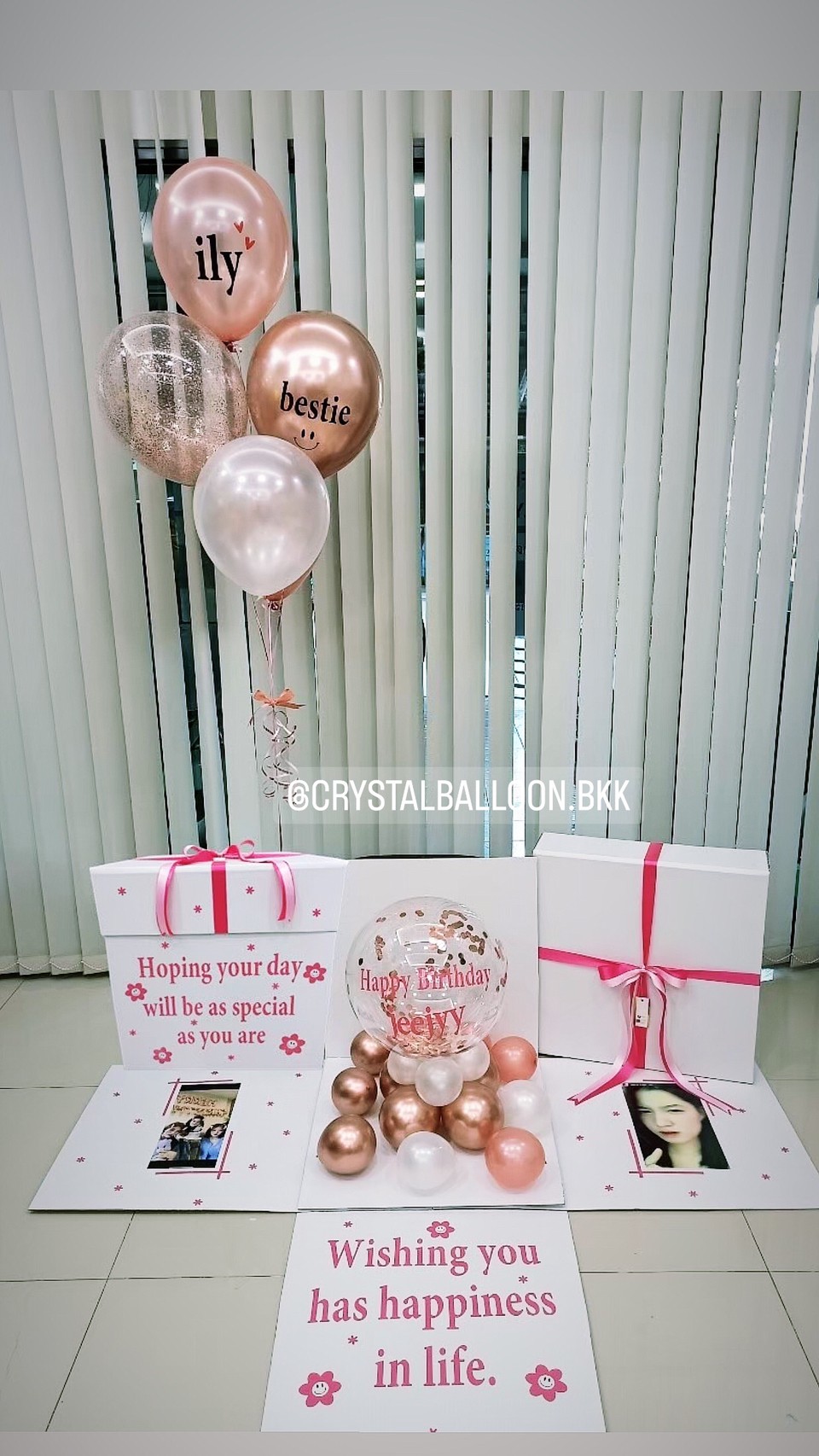 Happy Birthday Surprise Box กล่องเซอร์ไพรส์วันเกิด Bubble ขนาด 18" ตั้งฐาน พร้อมตกแต่ง ช่อลูกโป่ง 5 ลูก 1 ช่อ,สามารถใส่รูปได้ 2 ใบ สามารถเปลี่ยนสีลูกโป่ง/เปลี่ยนข้อความได้