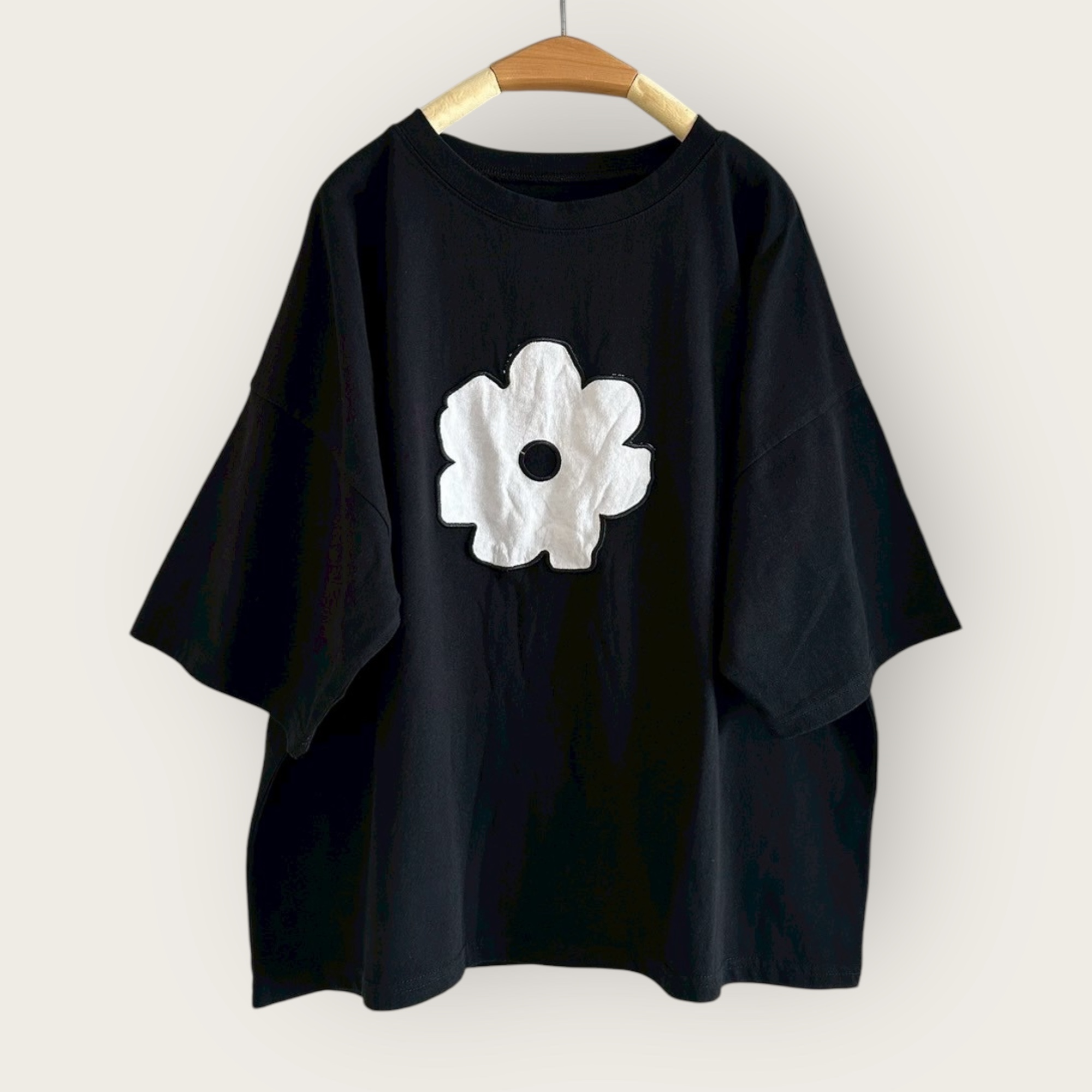 เสื้อยืดสีดำลายปักดอกไม้