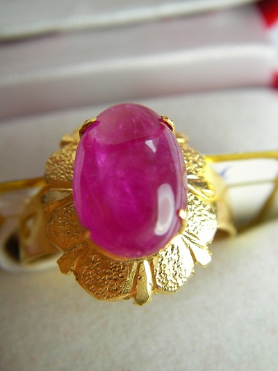 RUBY ทับทิมพม่า เนื้อแก้วใสแดงสด แหล่งกำเนิด พม่า100% เนื้อแก้วใสแดงสด ทรงกองข้าว ล้อมเพชรสวยมากขนาด 11.17x7.48x4.31 มม. นน. 3.75 ct.