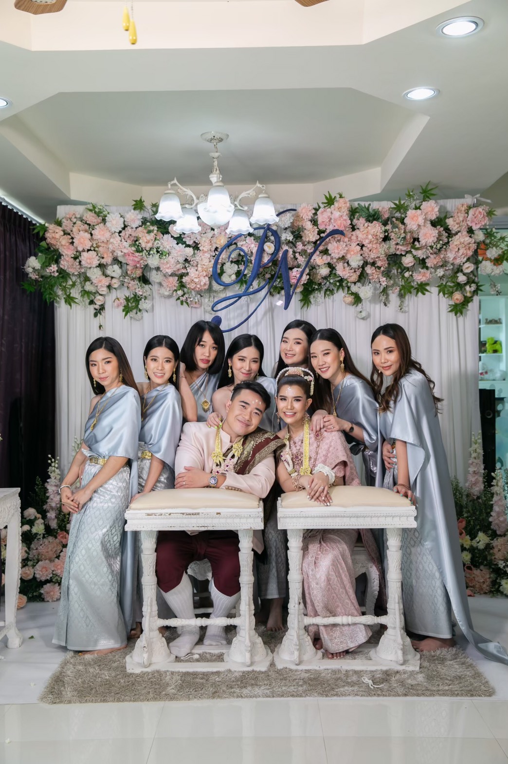 เช่า ชุดไทย ชุดเพื่อนเจ้าสาว ชุดไทยผ้าถุงสีเทาเงิน สไบเรียบ สีเทาเงิน