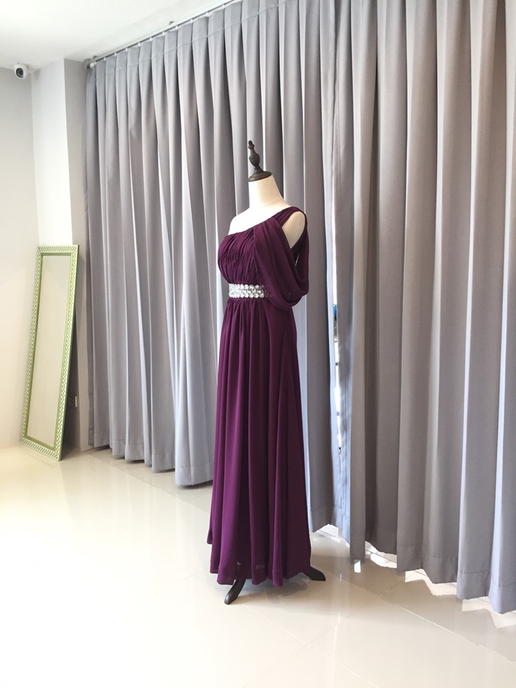 พร้อมเช่า ชุดราตรียาว เกาะอกไหล่เดียว อกจับจีบ เปิดไหล่ซ้ายแบบเปรี้ยว ปักเลื่อมช่วงเอว สีม่วง