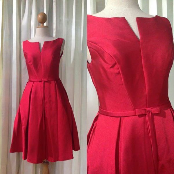 พร้อมเช่า ชุดราตรีสั้น แบบแขนกุด ผ้าซาตินเรียบหรู กระโปรงทรงA แต่งโบว์2ชั้น ช่วงเอว สีแดง (เชือกผูกหลัง)