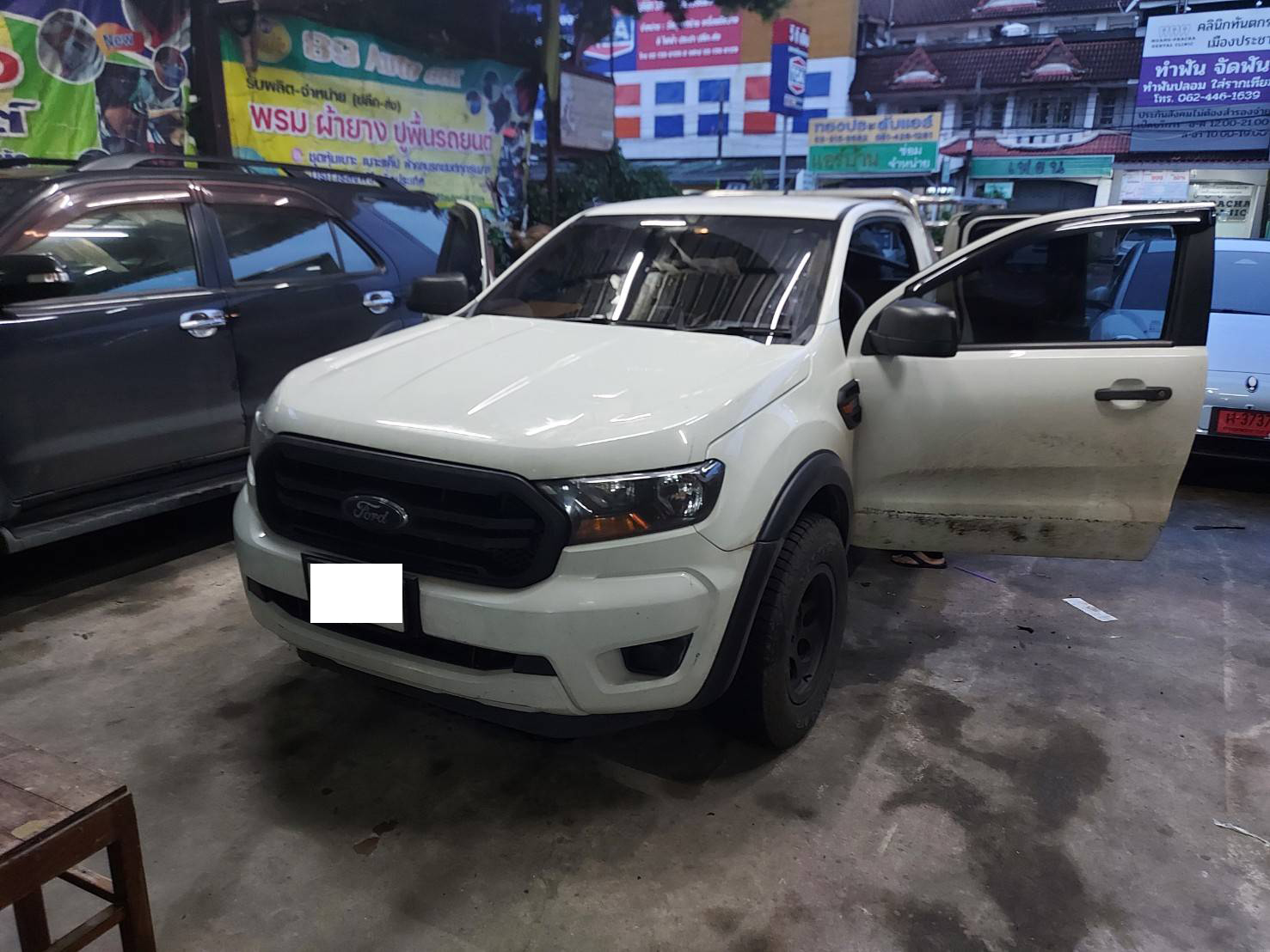 โรงงานพรมรถยนต์ Ford Ranger Cab 2019 ปูพรม7D สีดำด้ายฟ้า เสริมไวนิลดักฝุ่นสีแดง