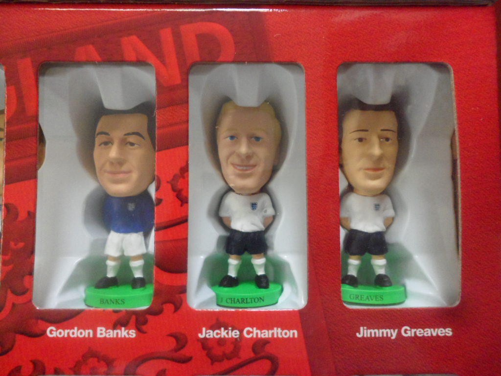 ตุ๊กตาโมเดลนักฟุตบอล ทีมแพ็ค 12x ทีมชาติอังกฤษ โครินเธียน โปรสตาร์ World Cup 1966 Champions Fan Favorites พร้อมลายเซ็น จ.เฮิร์สต์ และ จ.กรีฟส์ ใหม่ / 12x ENGLAND National Football Team Corinthian ProStars Football Figure Team Pack World Cup 1966 Champions