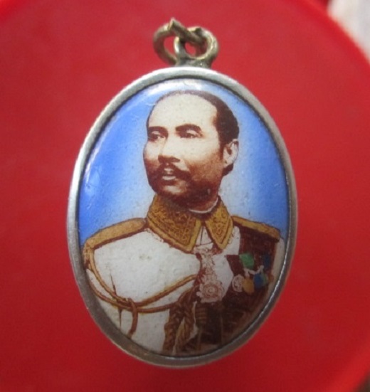 @@ล๊อกเก็ตเก่า พระปิยะมหาราช(รัชกาลที่5) ฉากสีฟ้า หลังยันต์ พระเจ้าห้าพระองค์@@สวย