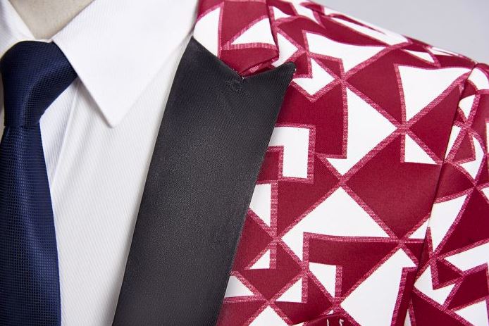 พร้อมเช่า เสื้อสูทชาย สีแดงขาว แต่งปกคอดำ พิมพ์ลายกราฟฟิก กับกางเกงสีดำ