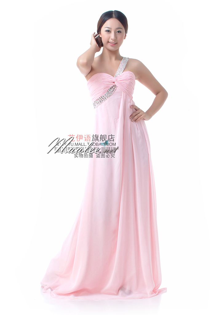 พร้อมเช่า ชุดราตรียาว เกาะอก ไหล่เดียว สีขาว อกจับจีบ Sweet Heart คาดแถบเลื่อมสวยเก๋