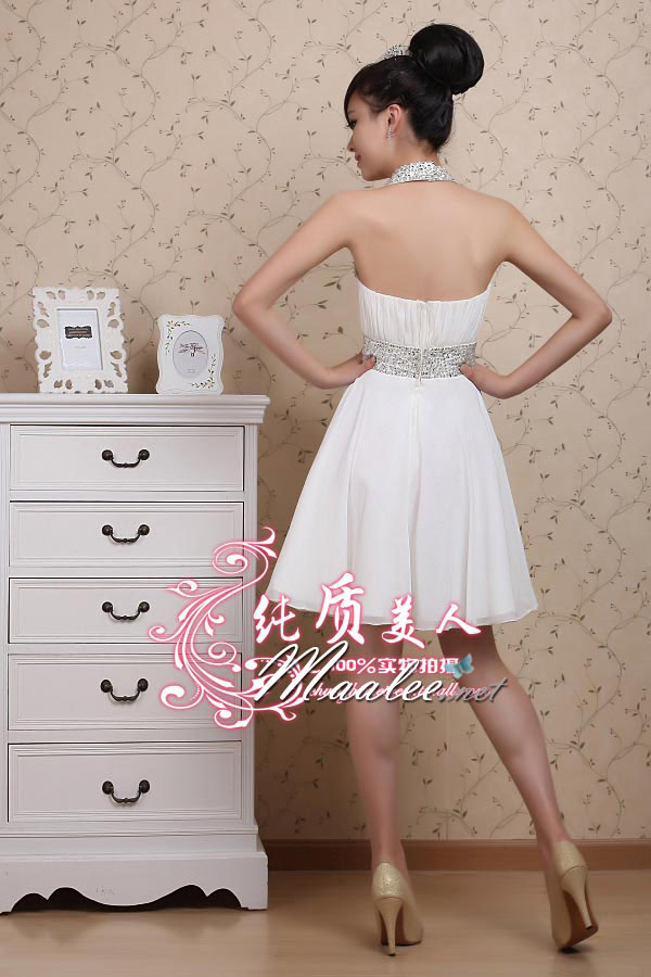 พร้อมเช่า ชุดราตรีสั้น คล้องคอ เว้าไหล่ สีขาว ปักเลื่อมละเอียดช่วงอก คอและเอว