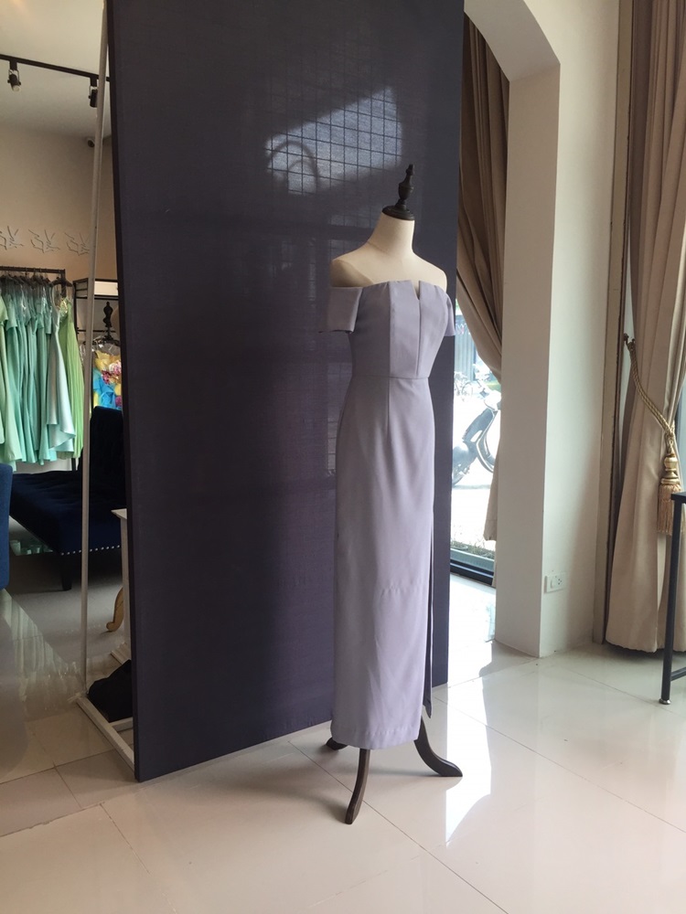 พร้อมเช่า ชุดราตรียาว ราตรียาว ชุดเดรส สีเทา ดีเทลเก๋ ปาดไหล่แขนสั้น กระโปรงผ่าหน้า