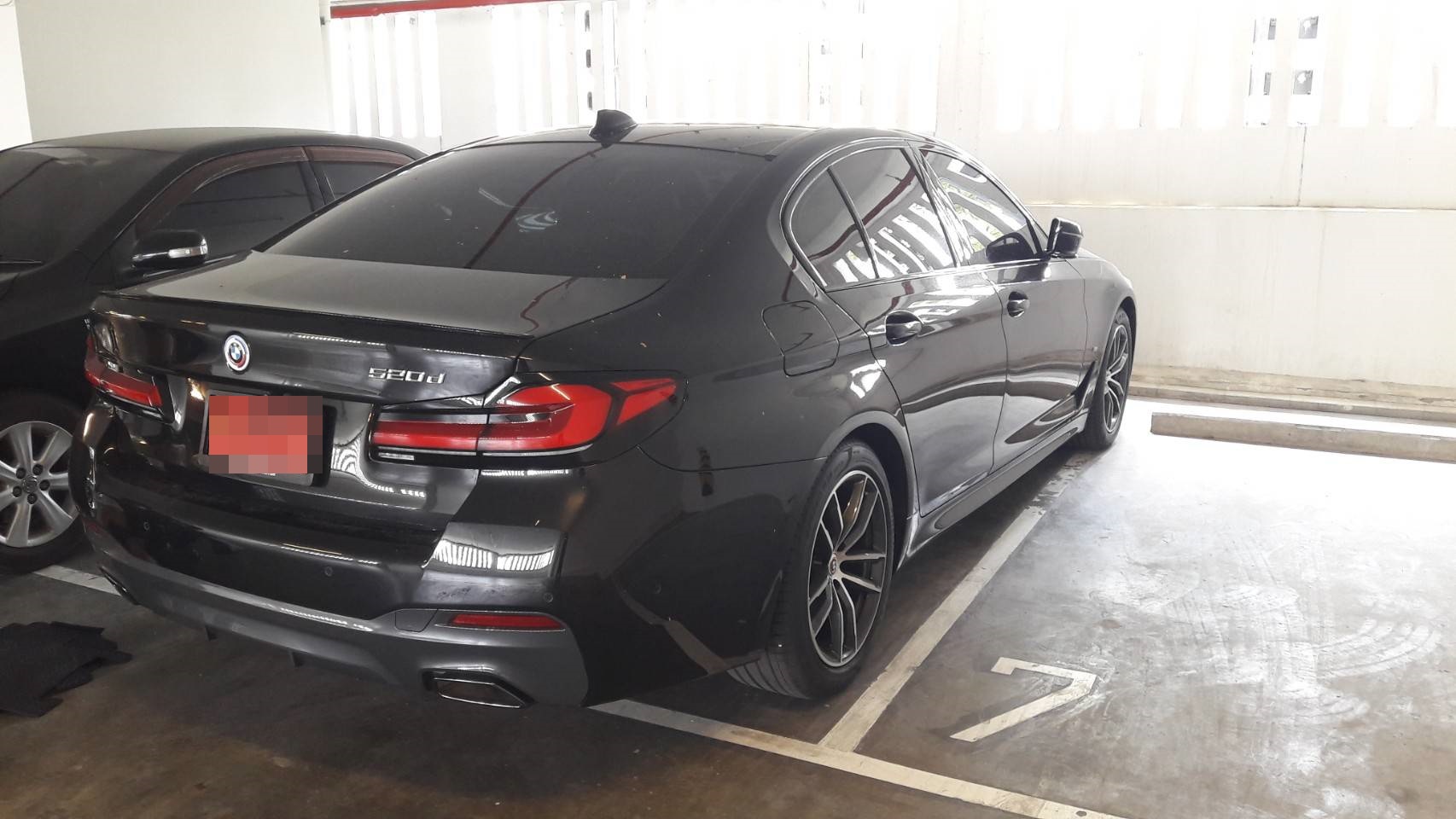 BMW 520d G30 ปูพรมVVIP สีดำด้ายทอง + ท้ายเก็บของ