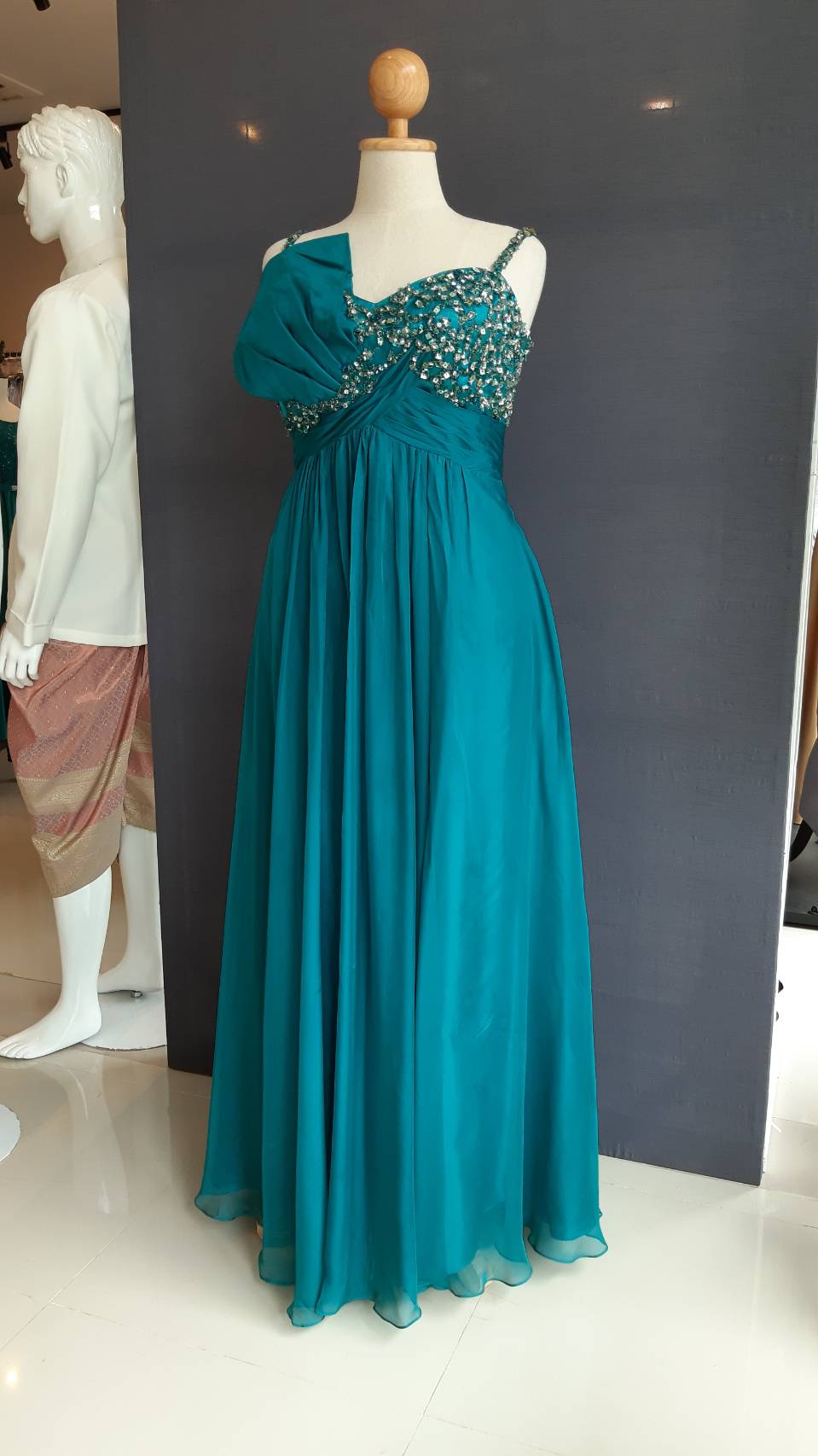 พร้อมเช่า ชุดราตรียาว สำหรับสาวอวบ สายเดี่ยว ผ้าชีฟอง ดีเทลเก๋ ปักเลื่อมอกกระโปรงพริ้วสวย สีเขียวน้ำทะเล