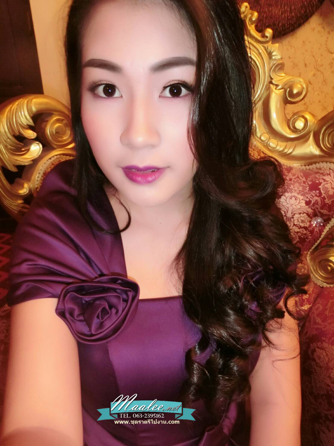 พร้อมเช่า ชุดราตรีสั้น สีม่วงเข้ม แบบเก๋ ปิดไหล่ แต่งดอกกุหลาบ กระโปรงทรง A จับจีบ แต่งโบว์ที่เอว