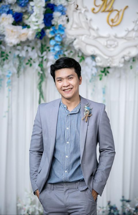 พร้อมเช่า ชุดสูทชาย สีเทาอ่อน เข้ารูป พร้อมเสื้อกั๊ก