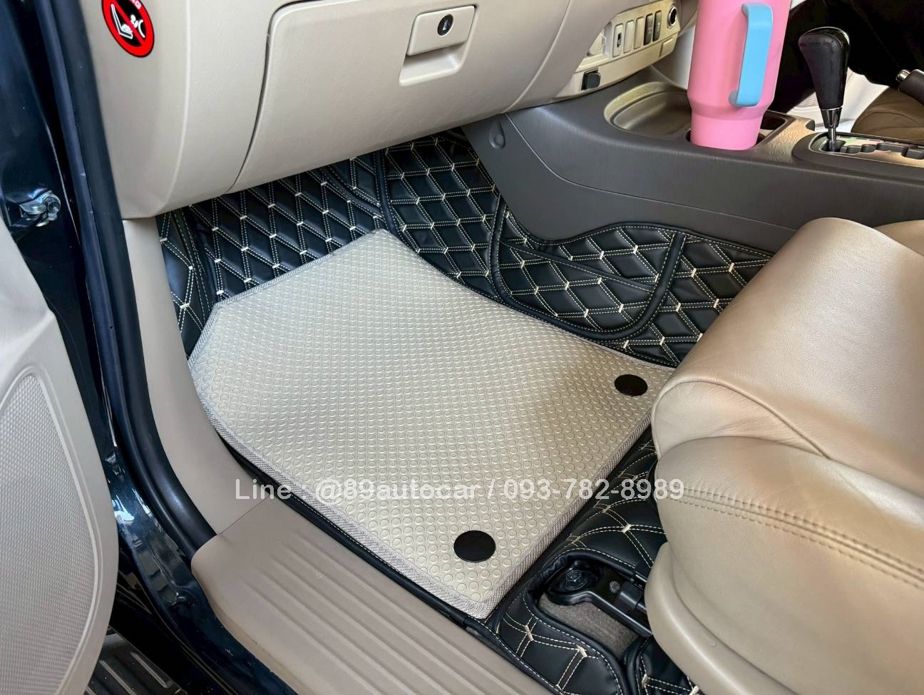 พรมรถยนต์ Toyota Fortuner 2013 ปูพรมVVIP สีดำด้ายทอง เสริมด้วยกระดุมเล็ก PVC สีครีม