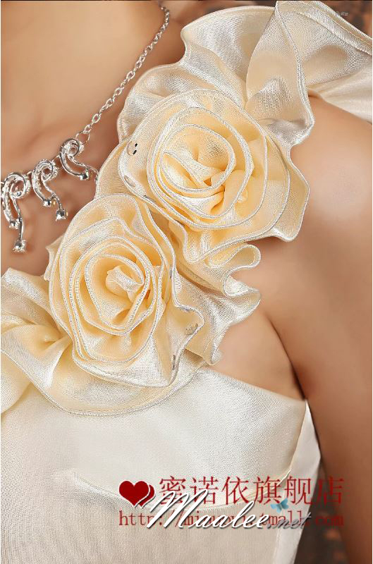 พร้อมเช่า ชุดราตรีสั้น ไหล่เฉียง เข้ารูป สีแดง ตีเกล็ดตลอดช่วงตัว แต่งระบายดอกไม้แนวไหล่