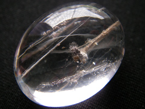 QU0019 QUARTZแก้วขนเหล็กสลักเสี้ยนลอยทั่วเม็ดเสริมเม็ดพระธาตุลอย กลางเม็ดแก้วด้วยเสน่ห์แห่งพระธาตุขนาดเม็ดแก้ว 20.22x26.19x14.00 mm.นน.52.53ct.ขายแล้ว