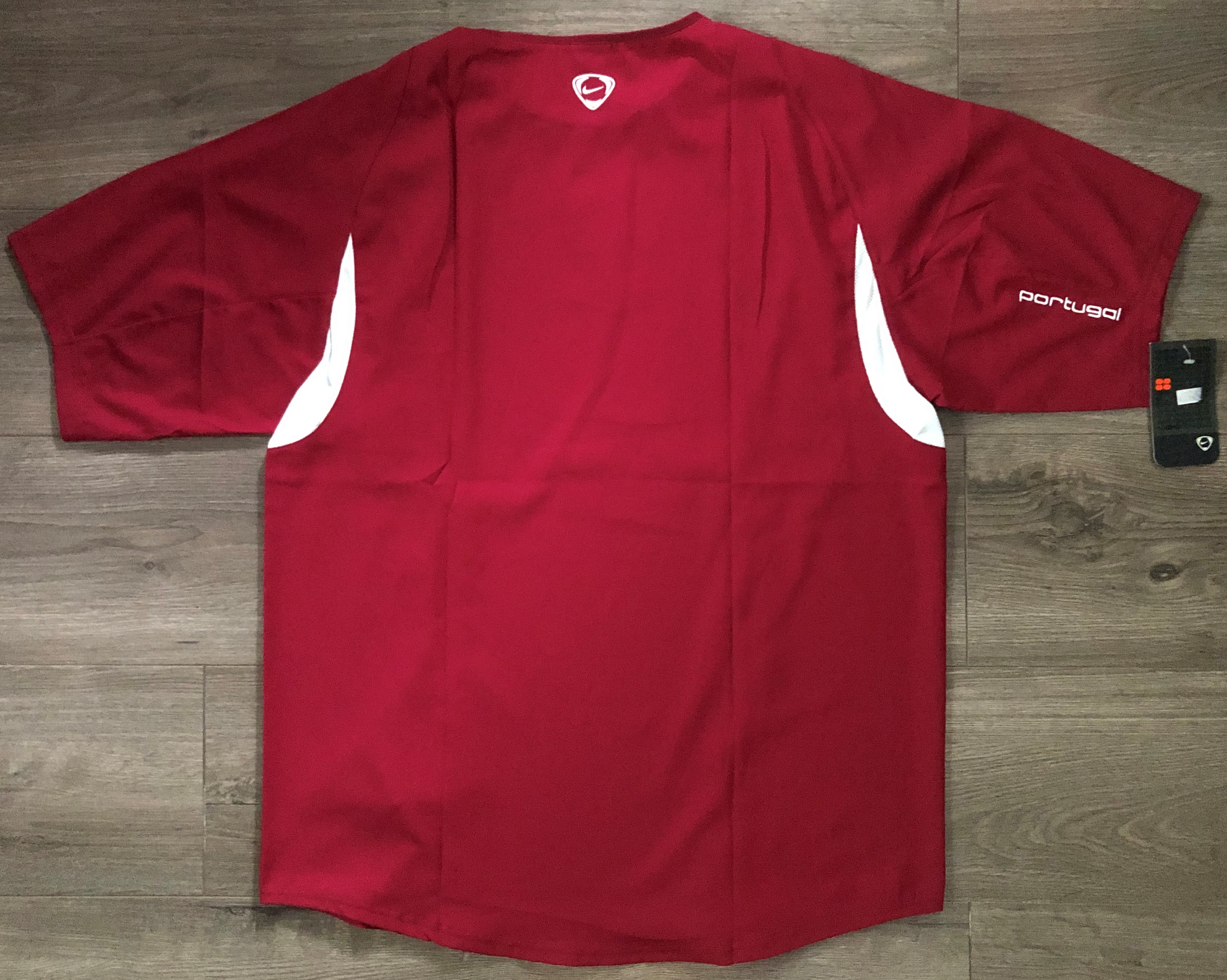 เสื้อฟุตบอล ทีมชาติโปรตุเกส ชุดฝึกซ้อม ชุดลุยศึกฟุตบอลโลก 2002 ใหม่ L-Size / PORTUGAL Football Shirt Training Kit World Cup 2002 Jersey NEW L-Size