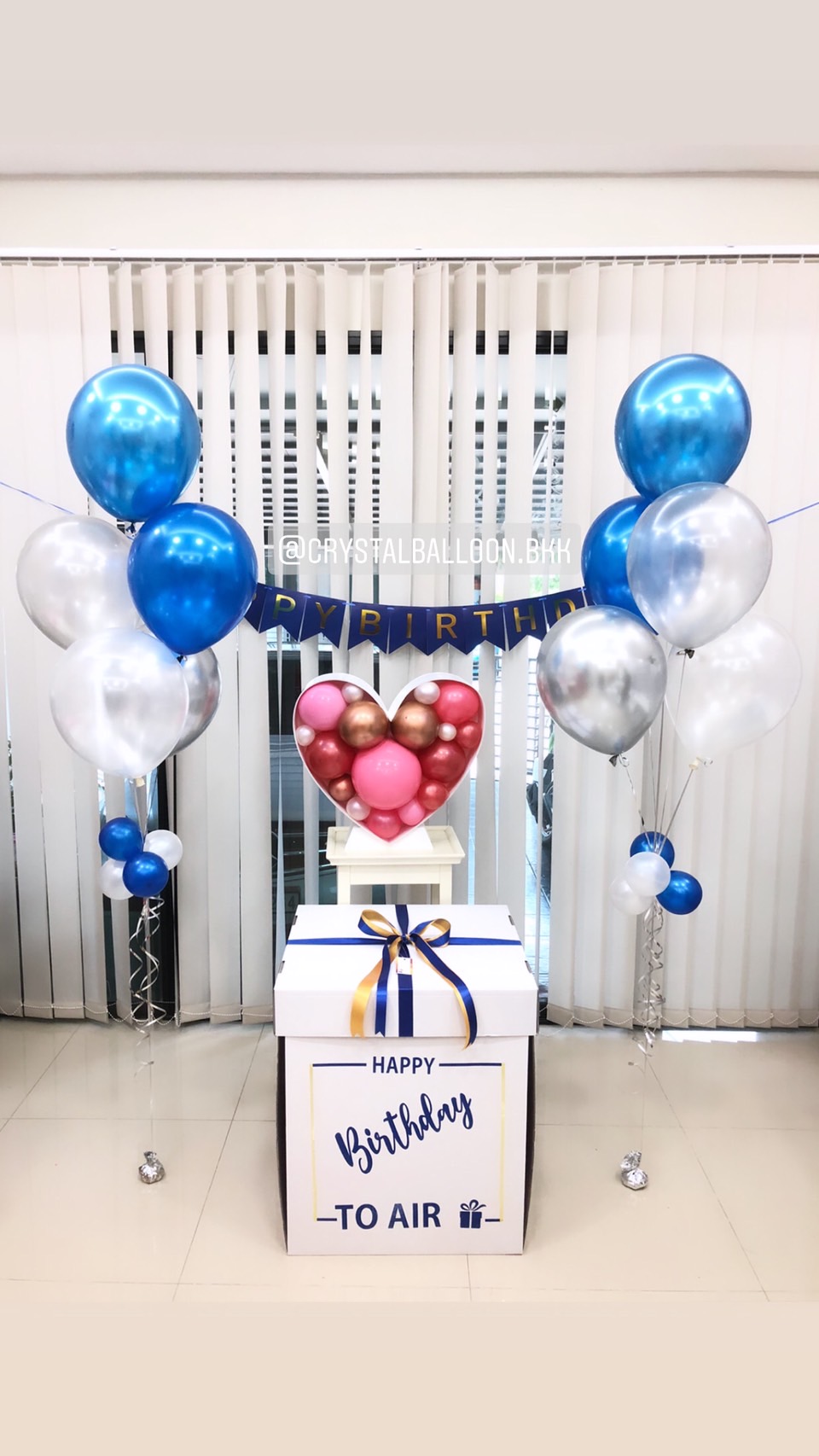 Happy Birthday Surprise Box Theme สีน้ำเงิน-เงิน ป้ายธง Happy Birthday พร้อมตกแต่ง ช่อลูกโป่ง 5ลูก 2ช่อ สามารถใส่รูปได้ 2 ใบ (ไม่รวมกล่องหัวใจ) สามารถเปลี่ยนสีลูกโป่ง/เปลี่ยนข้อความได้