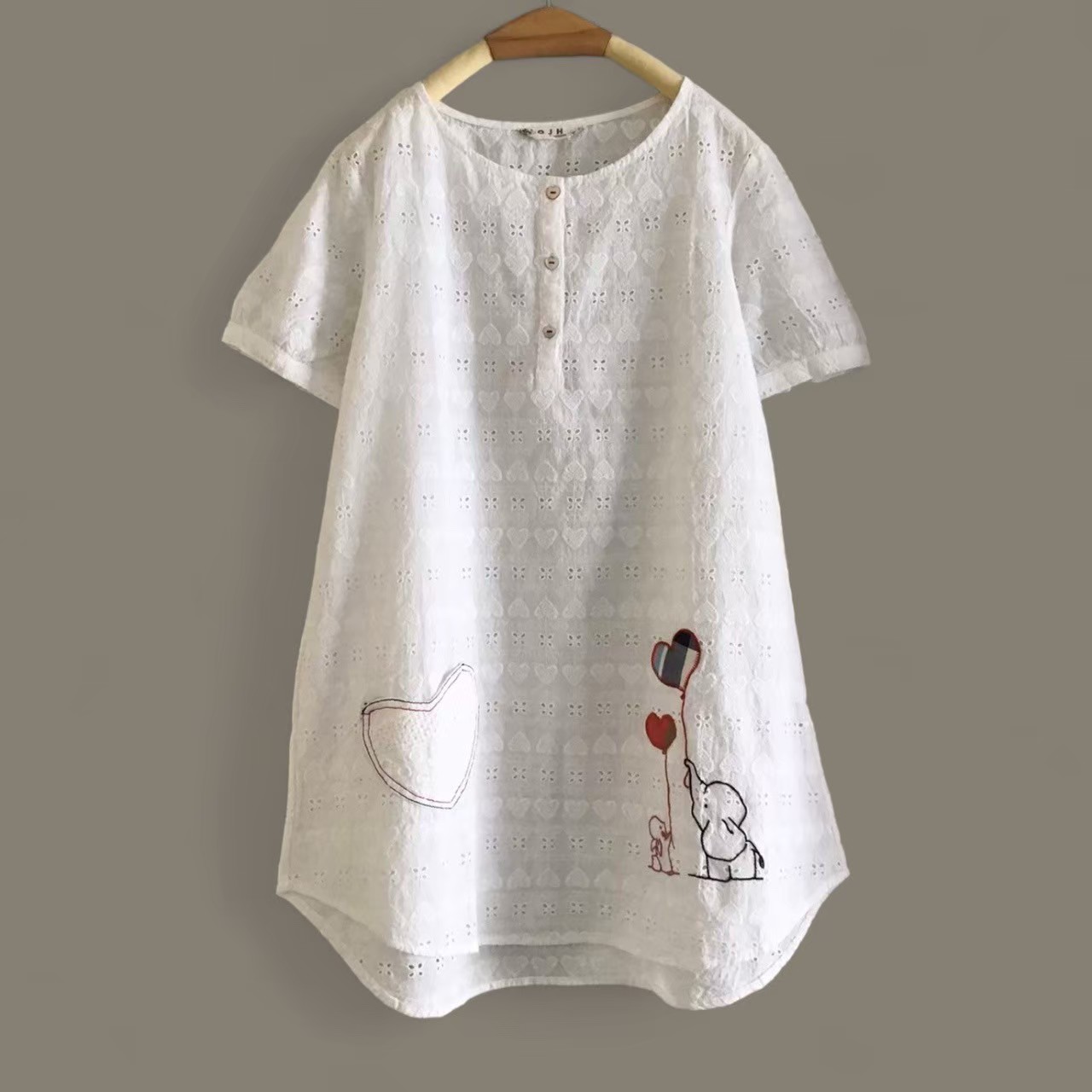 เสื้อผ้าลูกไม้ลายปักแต่งกระเป๋า