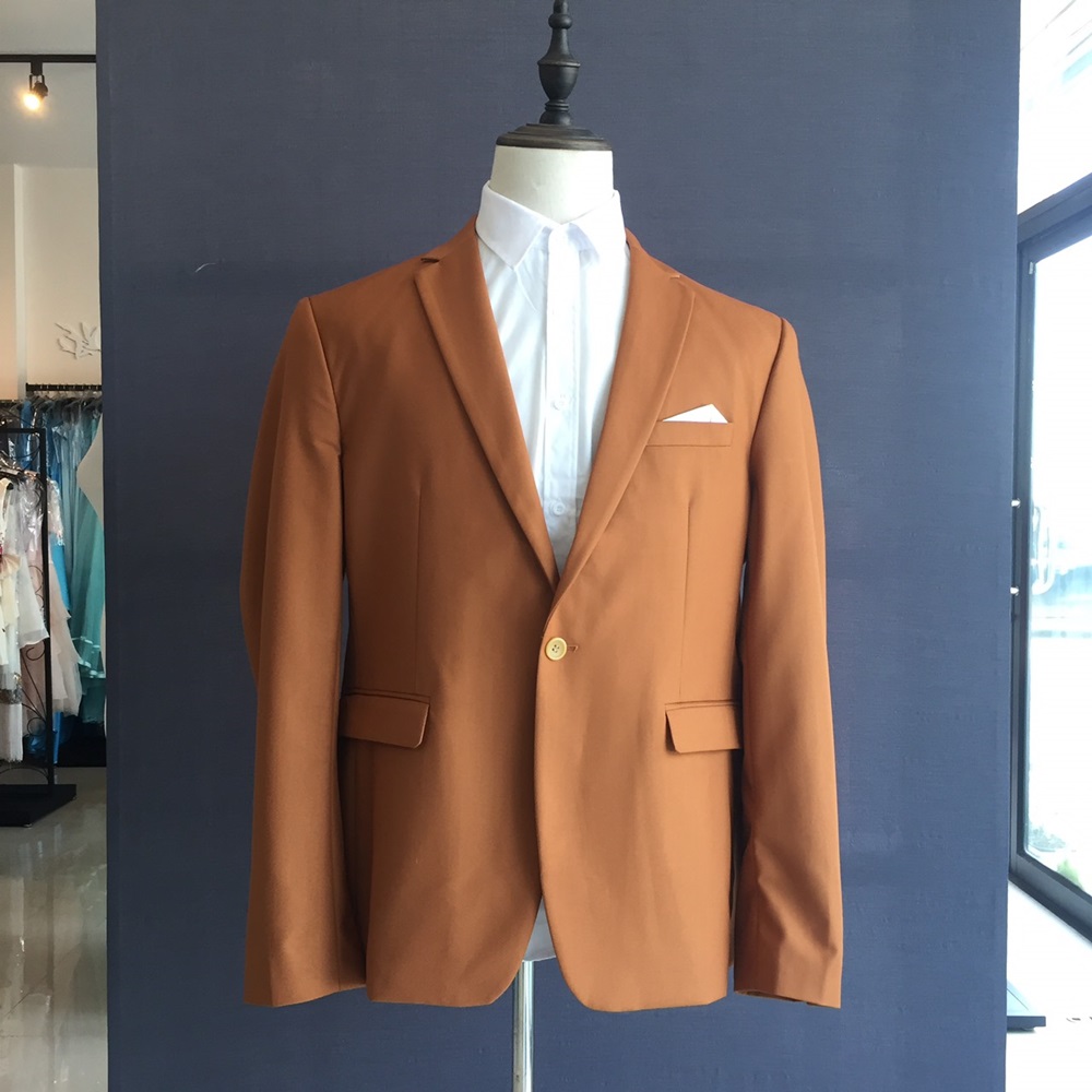 พร้อมเช่า ชุดสูทชาย สีน้ำตาล คาราเมล รุ่นคลาสสิค (ไม่มีเสื้อกั๊ก)