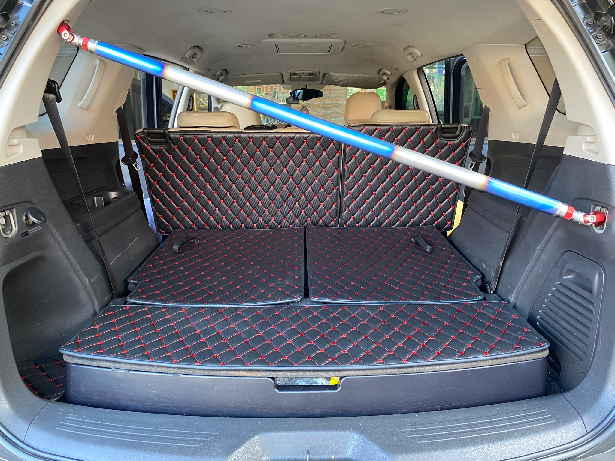 พรมรถยนต์ Isuzu Mu-X 2014 ปูพรม6D ลายเคฟล่า สีดำด้ายแดง