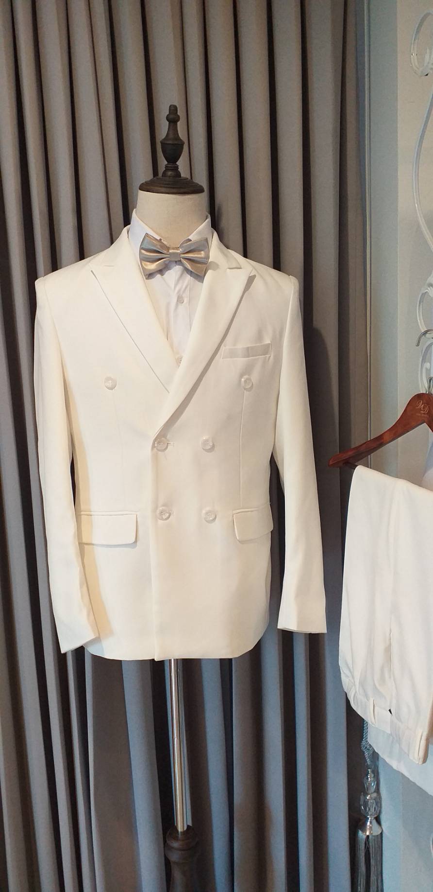 พร้อมเช่า ชุดสูทชาย สีขาว กระดุม 2 แถว