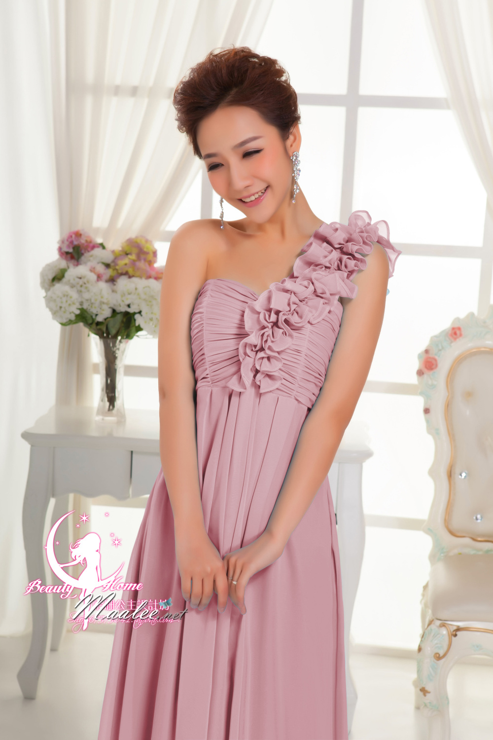 พร้อมเช่า ชุดราตรียาว ไหล่เดียว จับเดรปหน้าอก แต่งระบายช่วงไหล่ สีเขียวใบเตย