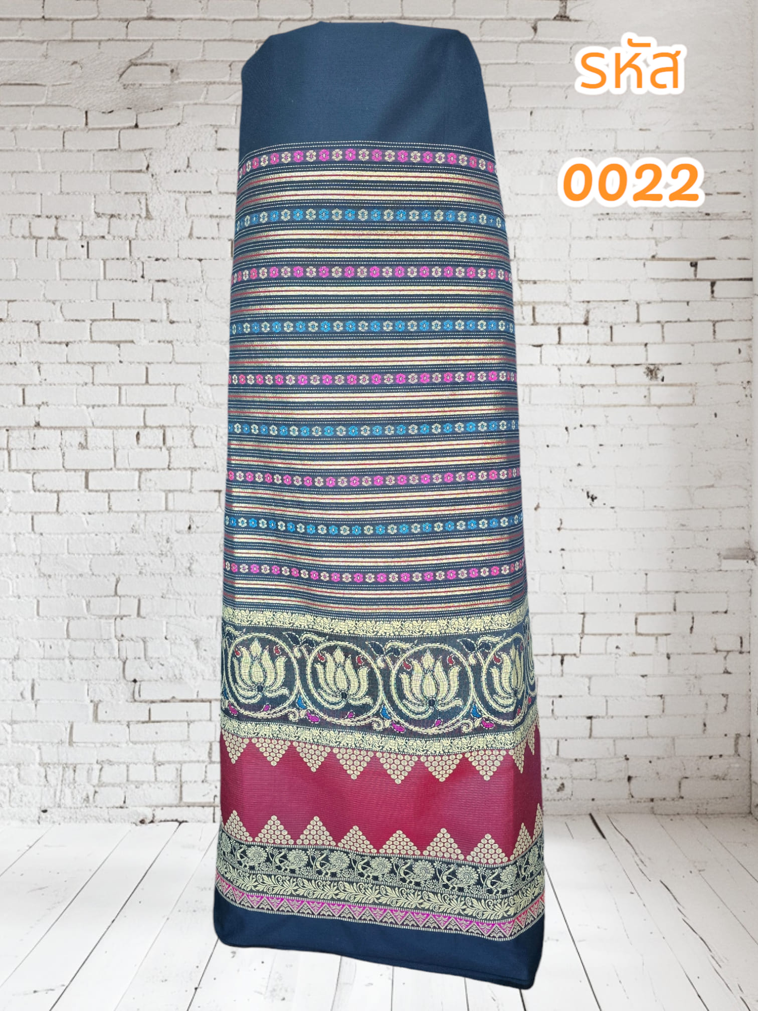 ผ้าฝ้ายทอลายสีดำสอดดิ้นทอง (ผ้าเป็นผืน)0022
