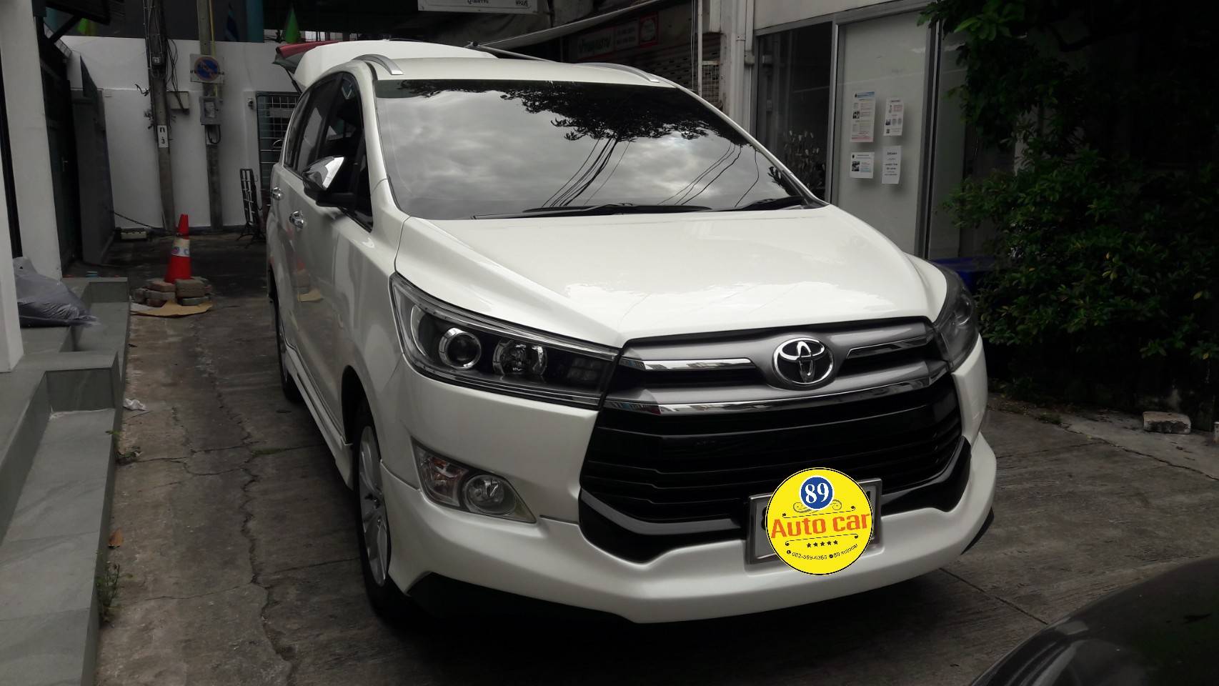ผ้ายางรองพื้นรถ Toyota Innova Crysta 2019 ปูพรมกระดุมสีครีมขอบครีม เต็มคัน