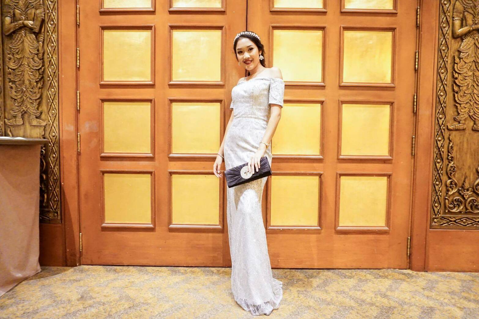 พร้อมเช่า ชุดราตรียาว แบบไหล่ปาดแขนสั้น สีเทา แต่งเม็ดกากเพชรทั้งชุด มาพร้อมเข็มขัดรูปใบไม้สีทอง หรูมาก