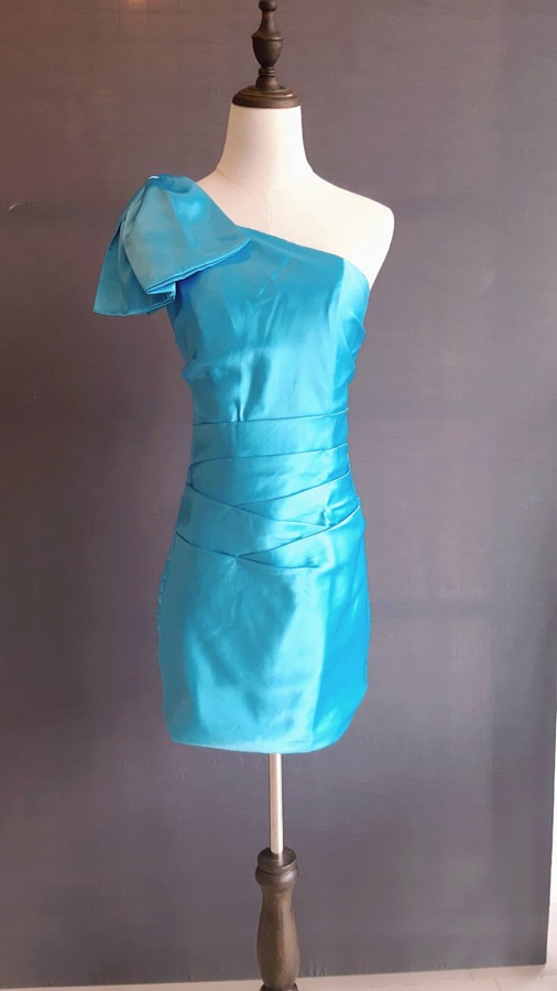 พร้อมส่ง ชุดราตรีสั้น Mini dress ไหล่เดียว สีฟ้า เข้ารูป แต่งโบว์สองชั้น