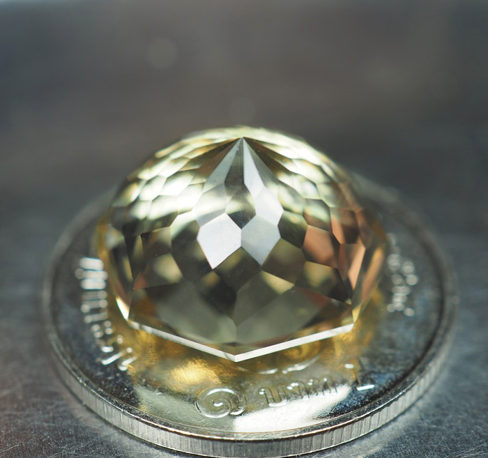 พลอยซิทรินสีเหลือง 9 กะรัตทรงแปดเหลี่ยม