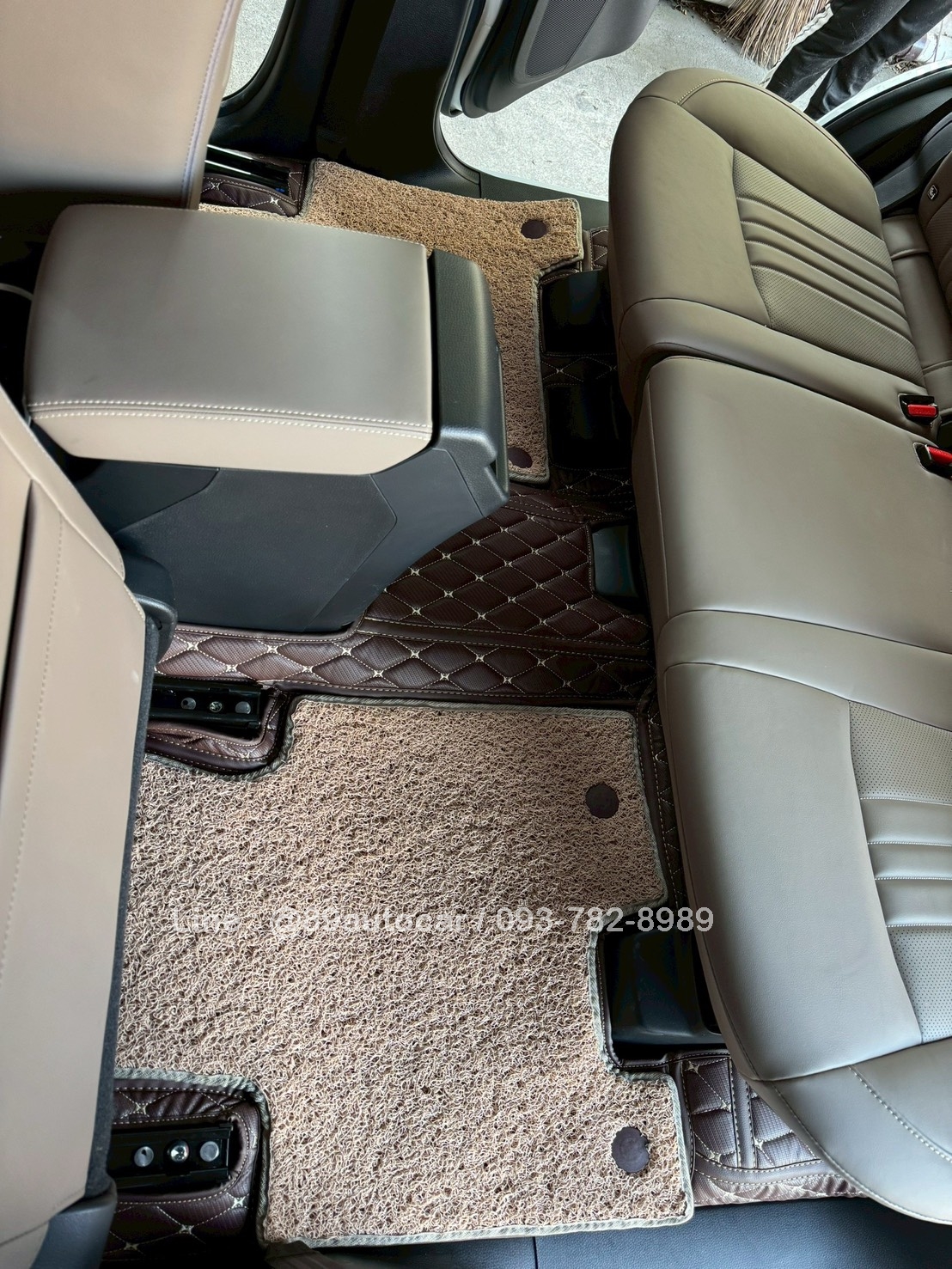 พรมปูพื้นรถยนต์ Isuzu Mu-X 2026 ปูพรม7D สีกาแฟลายเคฟล่า เสริมด้วยพรมไวนิลดักฝุ่น สีครีม