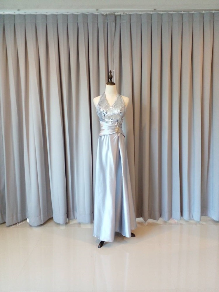 พร้อมเช่า ชุดราตรียาว สีเงิน คล้องคอ ปักเลื่อมช่วงอก กระโปรงผ้าซาติน ทรง A