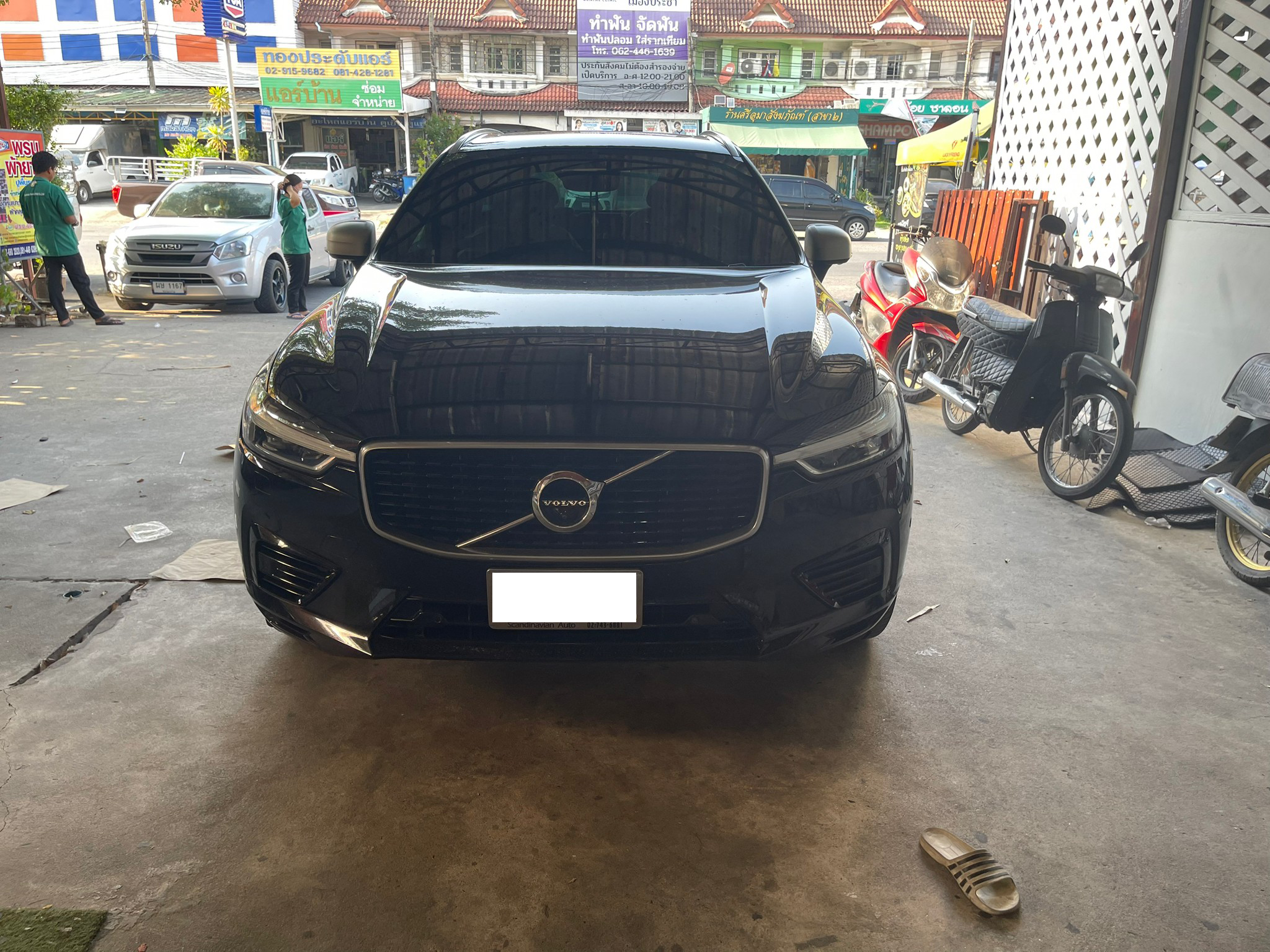 ผ้ายางปูพื้นรถยนต์ Volvo XC60 2019 ปูกระดุมเล็ก PVC สีดำขอบดำ + ท้ายเก็บของ