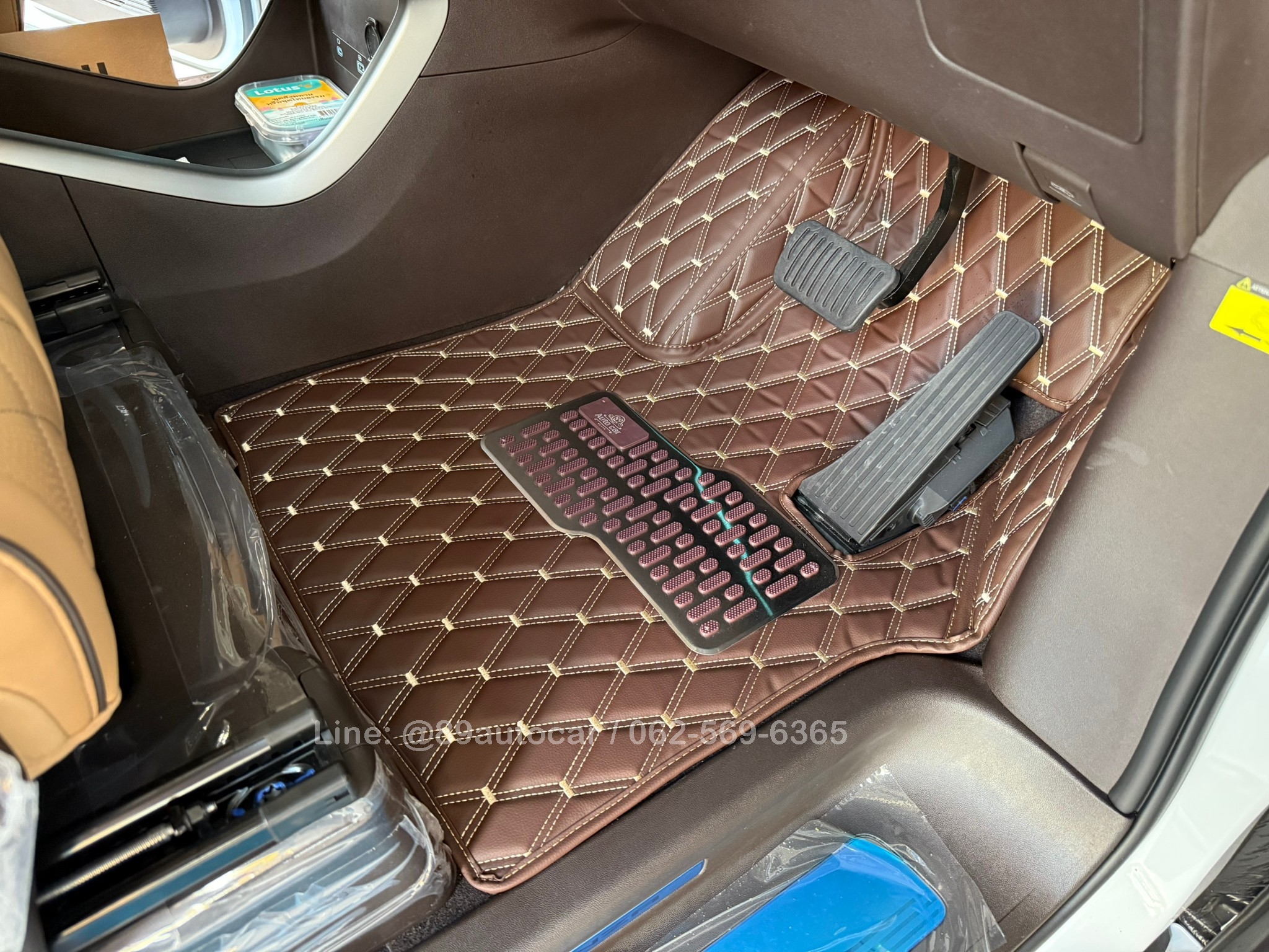พรมปูพื้นรถตู้ BYD Denza D9 ปูพรมVVIP ด้ายคู่ สีกาแฟด้ายทอง เต็มคัน