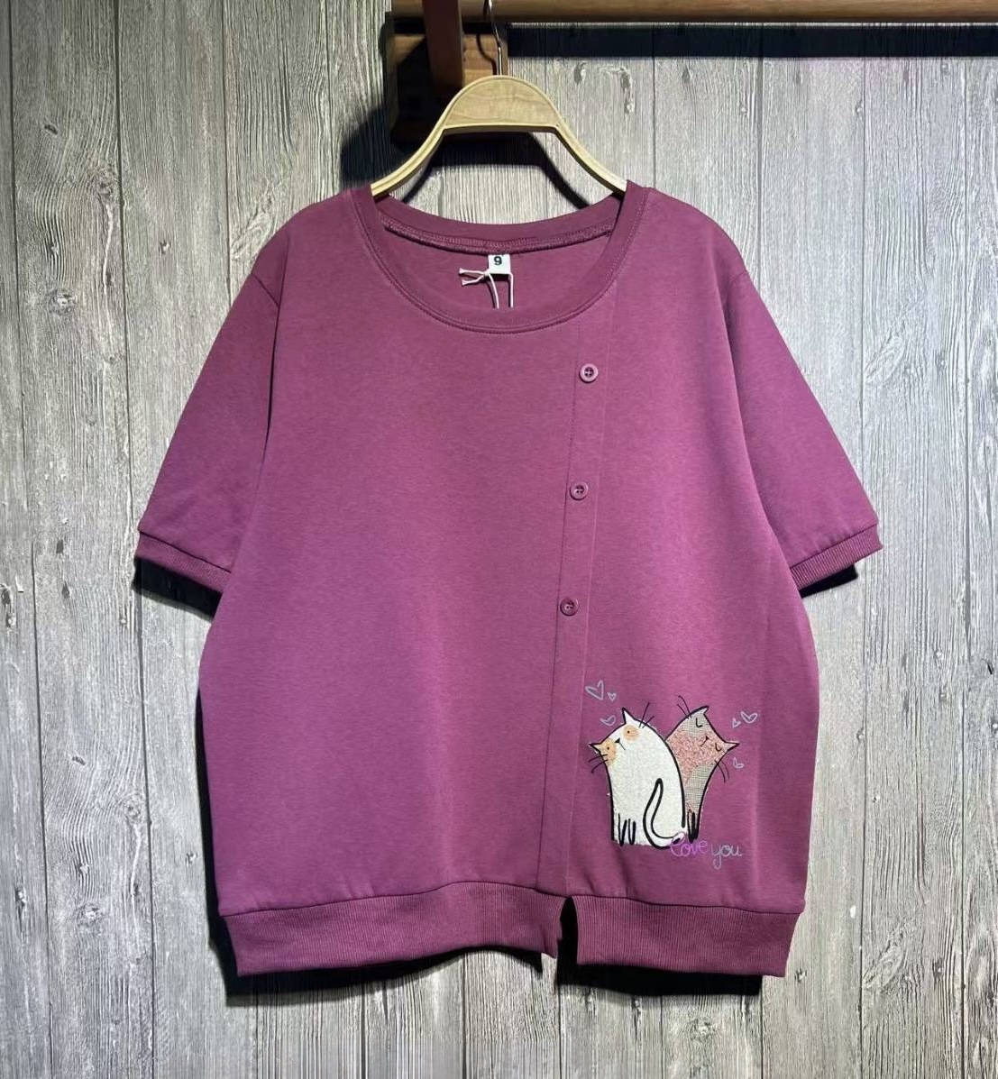 เสื้อยืดปักต่งลายแมวแต่งกระดุม 9am