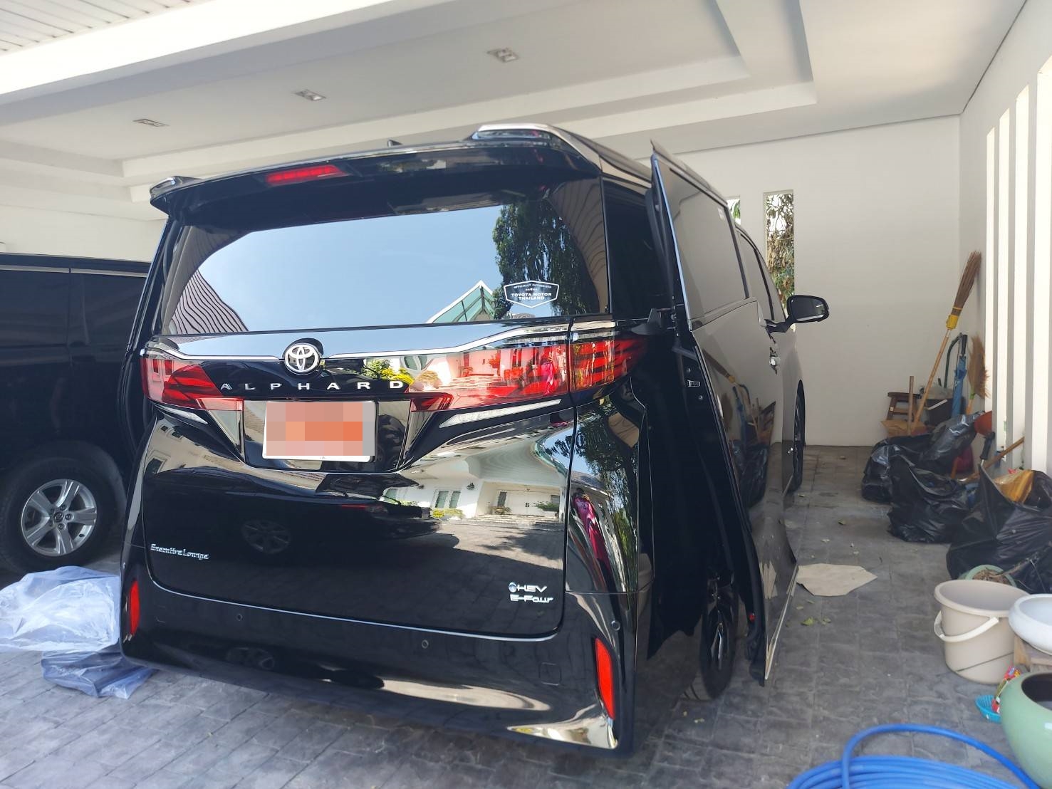 ผ้ายางปูพื้นรถยนต์ Toyota Alphard 40 ปี 2024 ปูกระดุมเล็ก PVC สีเทาขอบเทา