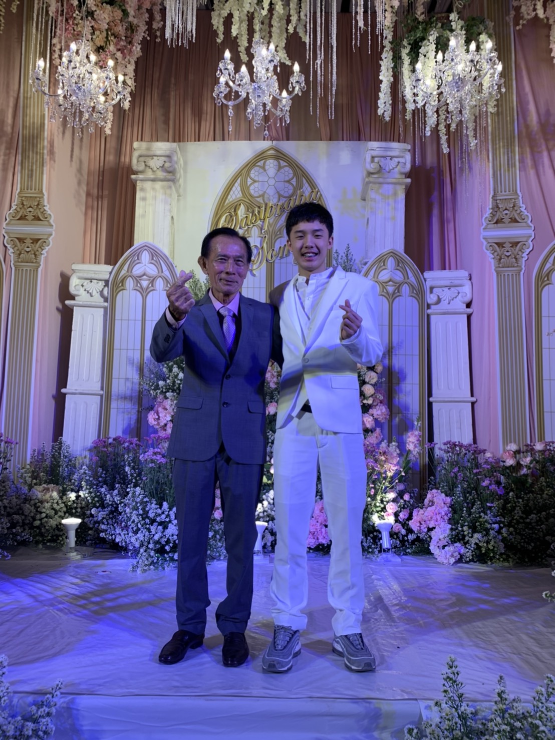 พร้อมเช่า ชุดสูทชาย สีขาว งานเนียบ (พร้อมเสื้อกั๊ก)