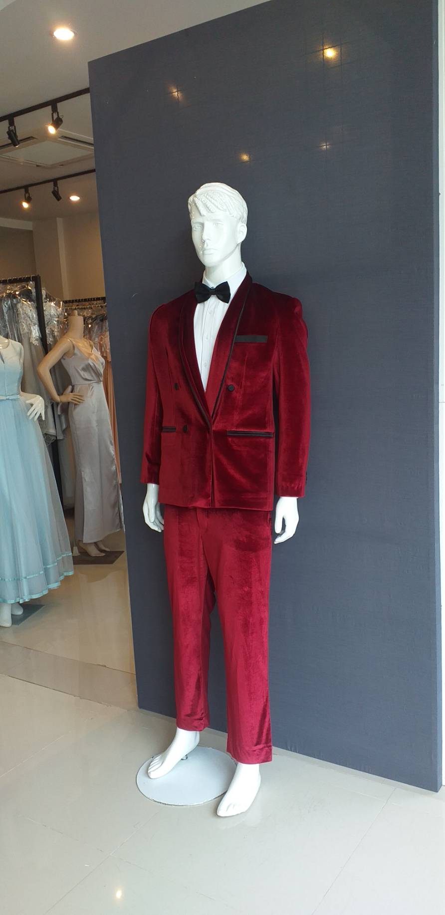 สูทแฟนซี สูท แดงแต่งขอบดำ กระดุมคู่ เนื้อผ้ากำหยี่ หรูหรา