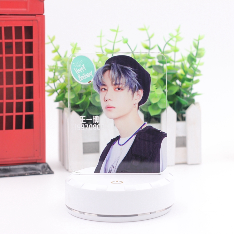 โคมไฟตั้งโต๊ะอะคริลิค หวังอี้ป๋อ
