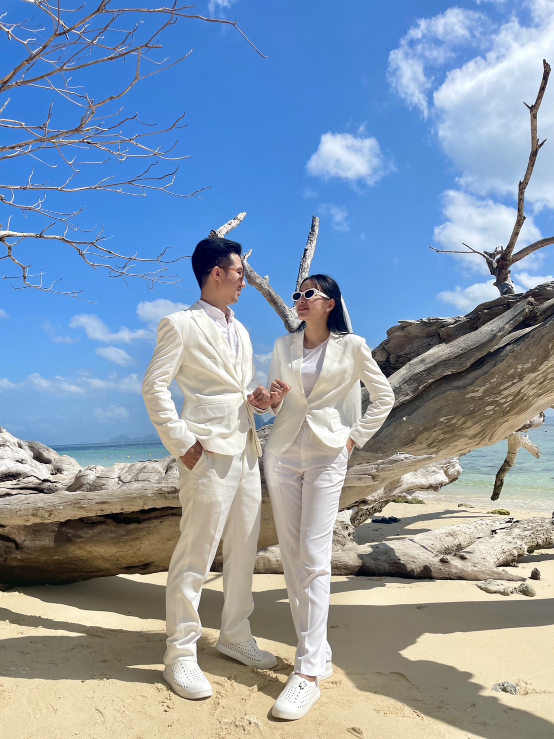 พร้อมเช่า สูทหญิง สูทสีขาว ทรงสลิม เข้ารูป